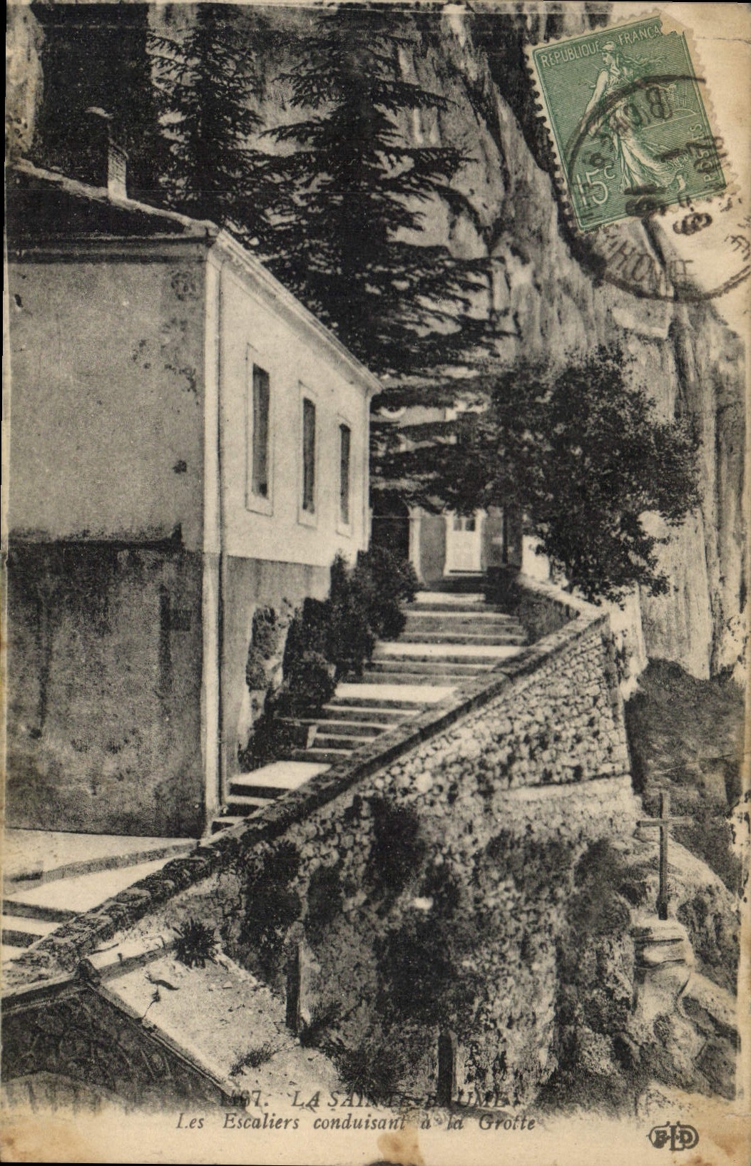 CPA La Sainte Baume Les Escaliers conduissant a la Grotte
