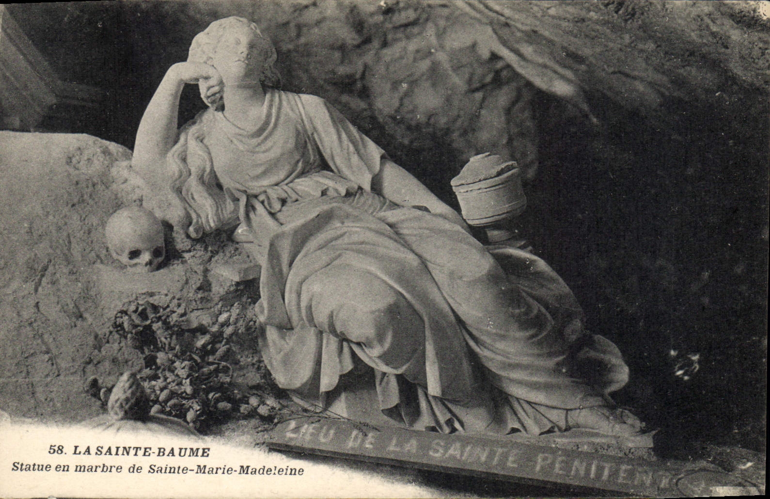 CPA La Sainte Baume Statue en marbre de Sainte Marie Madeleine