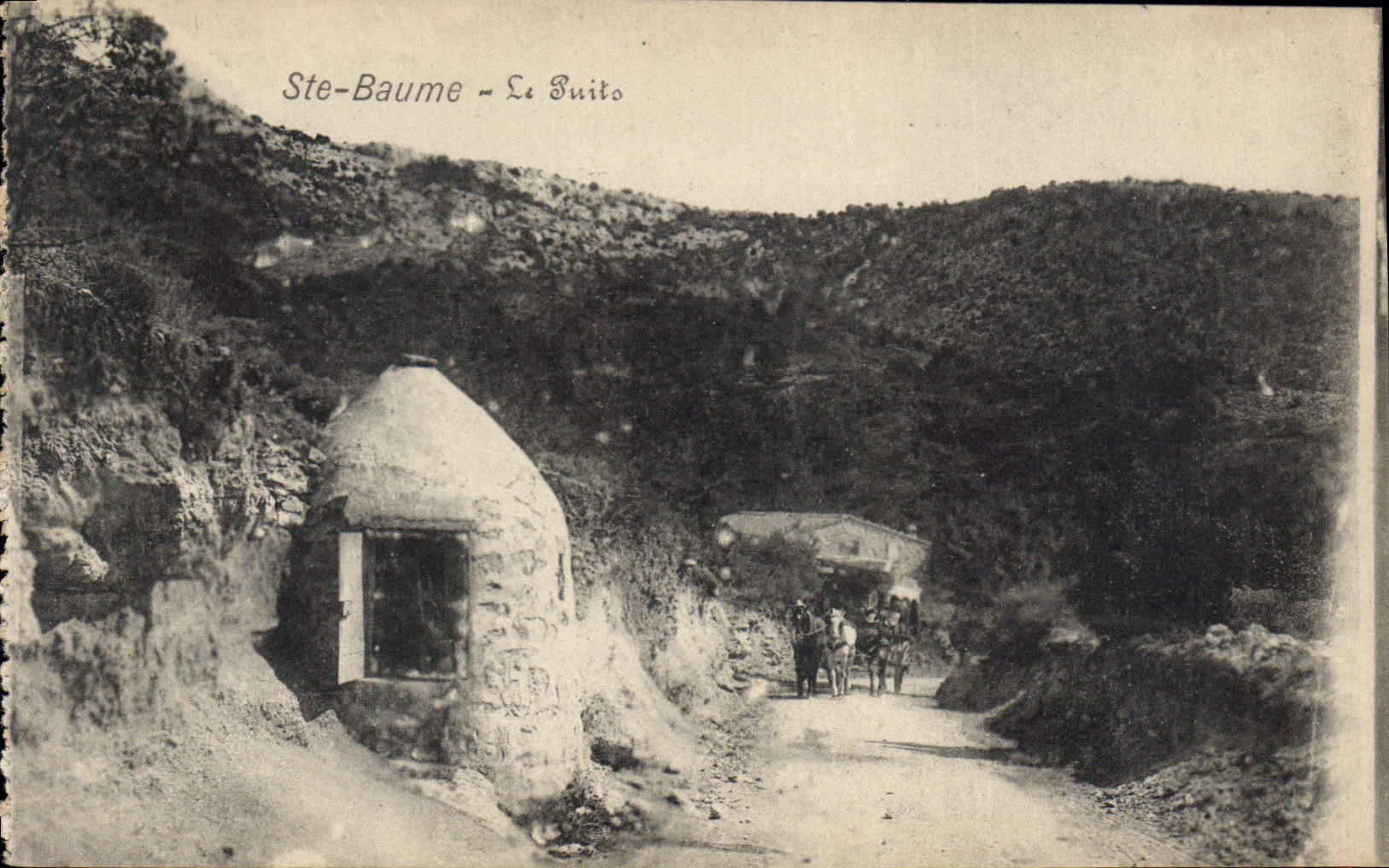 Ste-Baume - Le Buito — vue de la route avec une cabane en pierre et un attelage — éditeur non identifié
