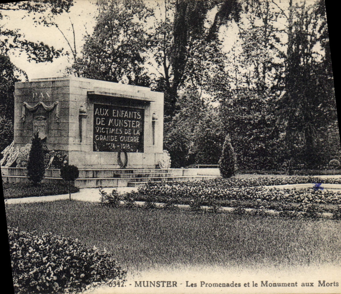 CPA Munster Les Promenades et le Monument aux Morts