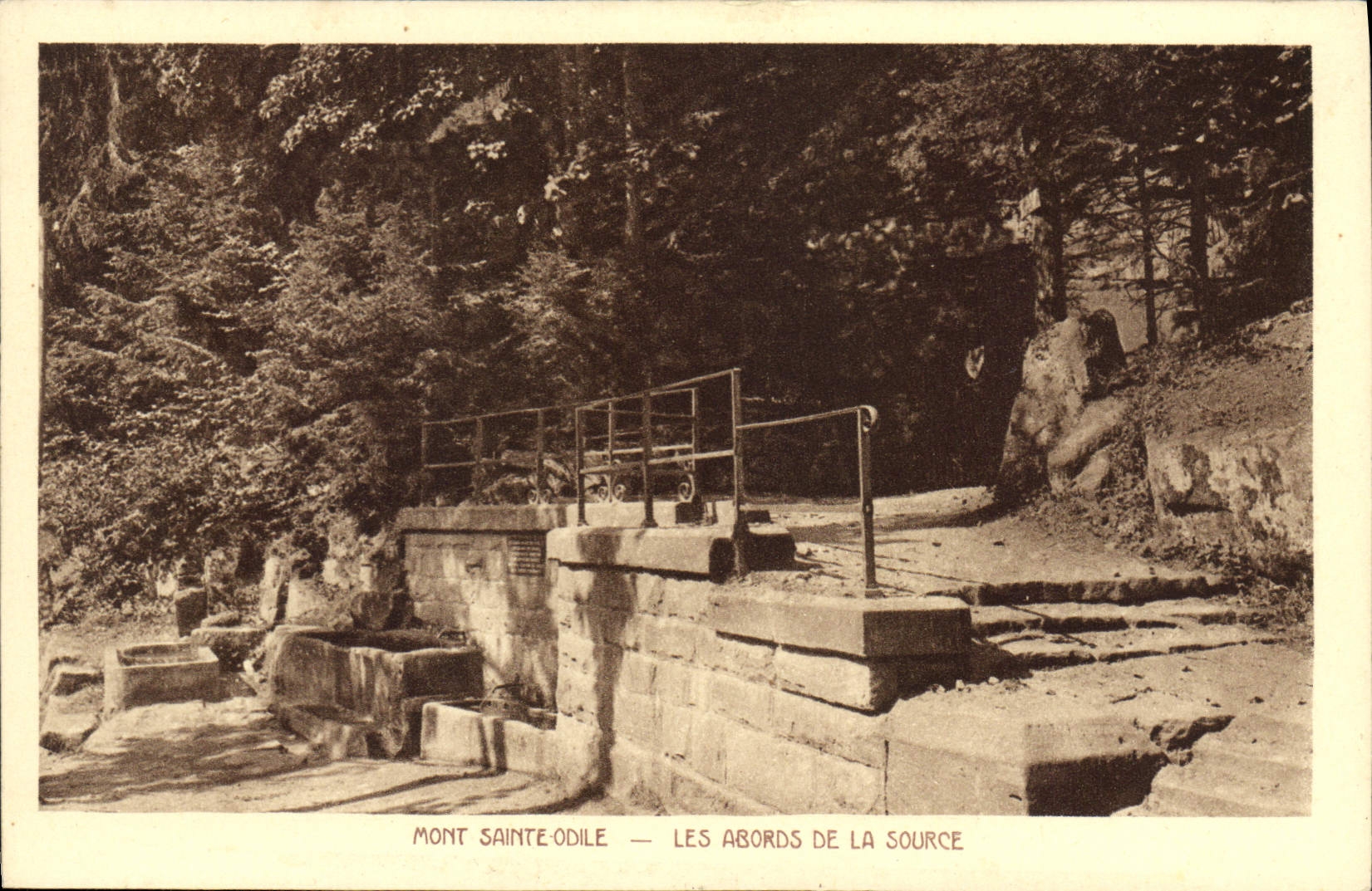 CPA Mont Saint Odile Les Abords de la Source 
