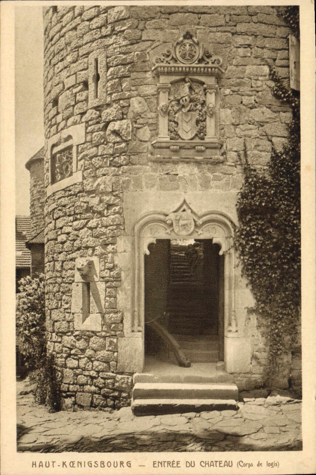 CPA Haut Koenigsbourg Entree du Chateau Corps de Login 