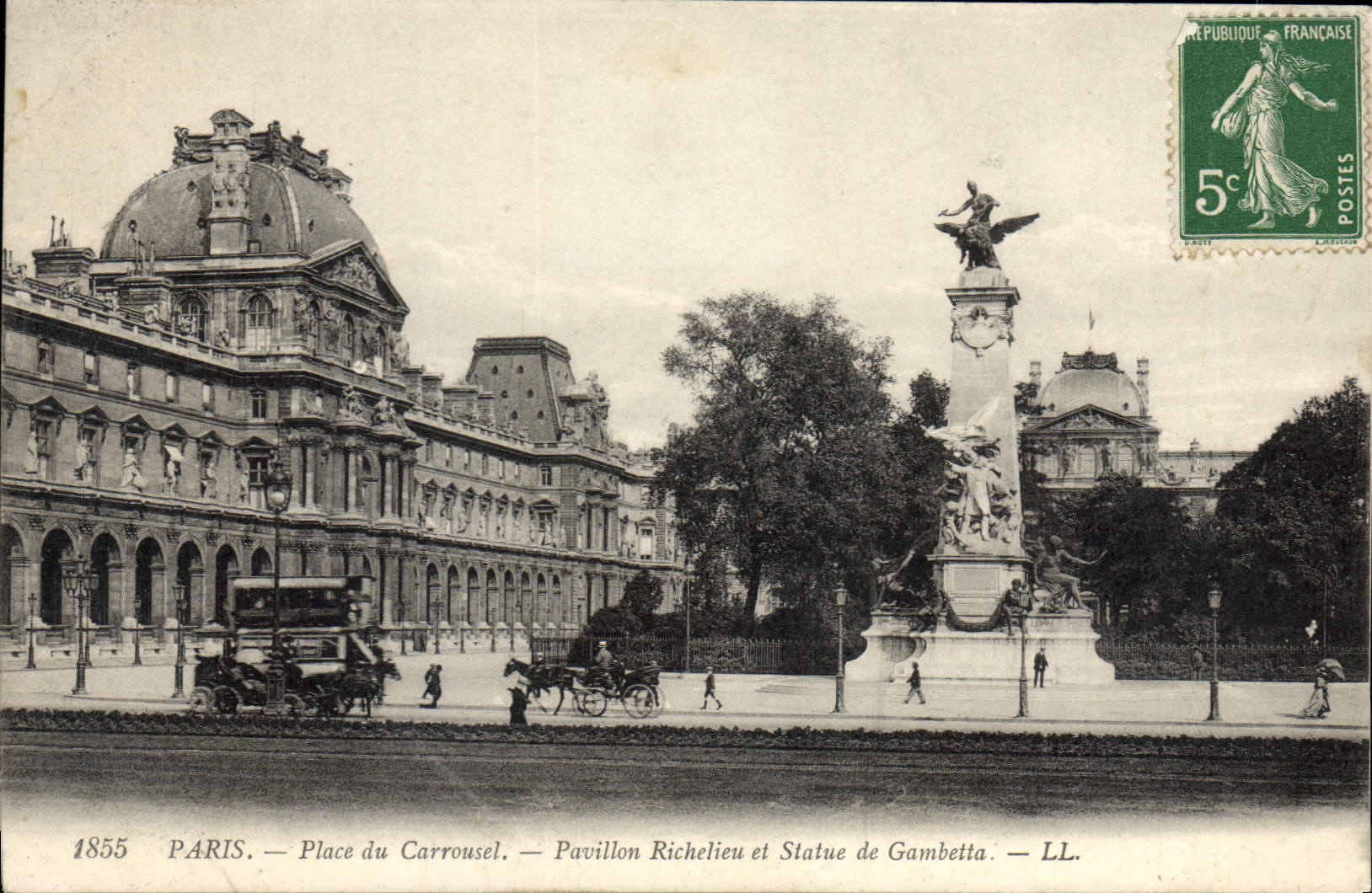 CPA Place du Carrousel Pavillon Richelieu et Statue de Gambetta 