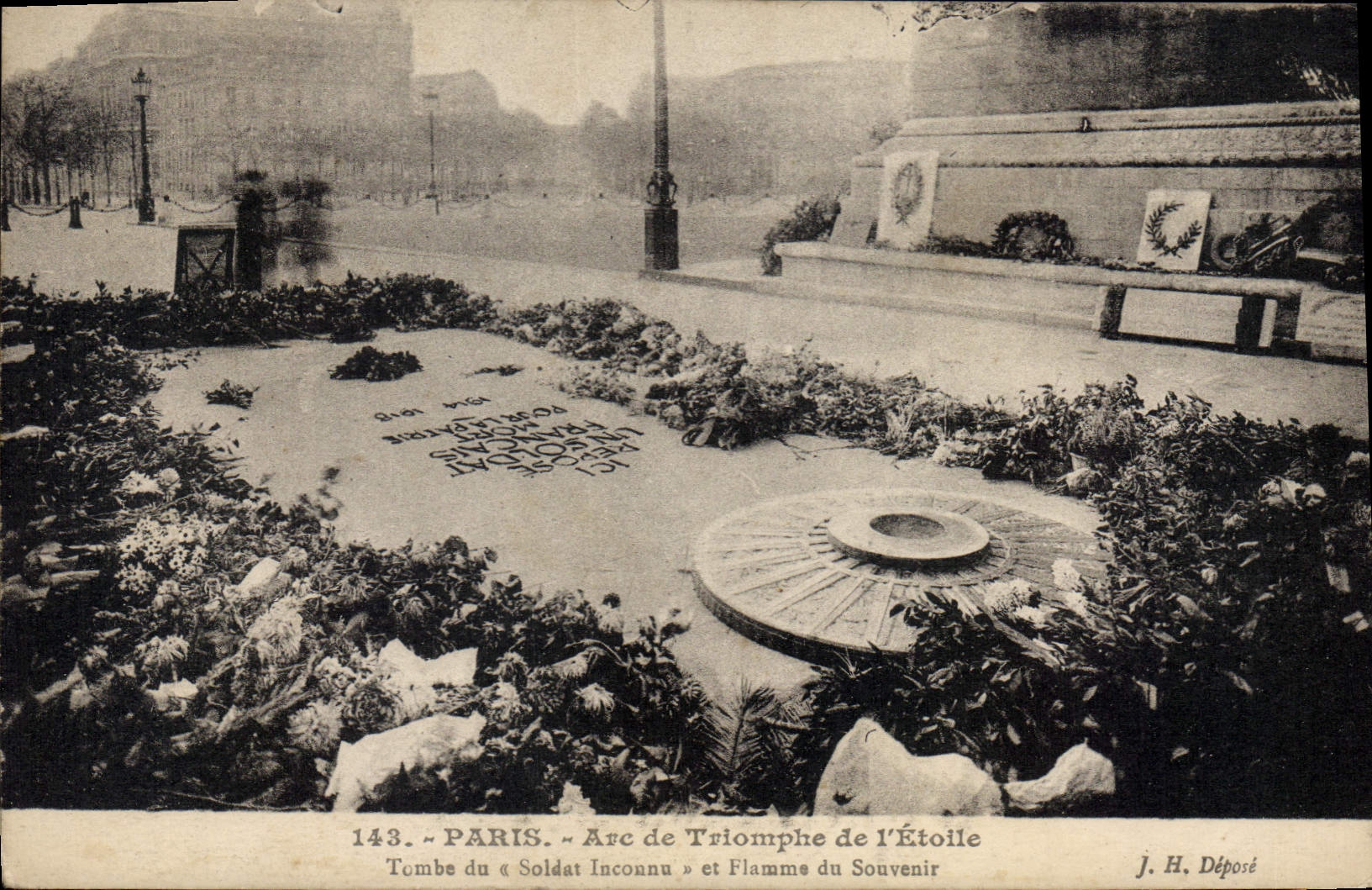 CPA Paris Arc de Triomphe de l'Etoile Tombe du a Soldat Incounu et Flamme du Souvenir 