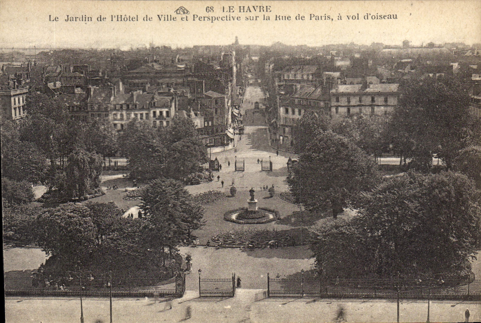 CPA Le Havre Le Jardin l'Hotel de Ville et Perspective sur la Rue de Paris a vol d'oiseau 