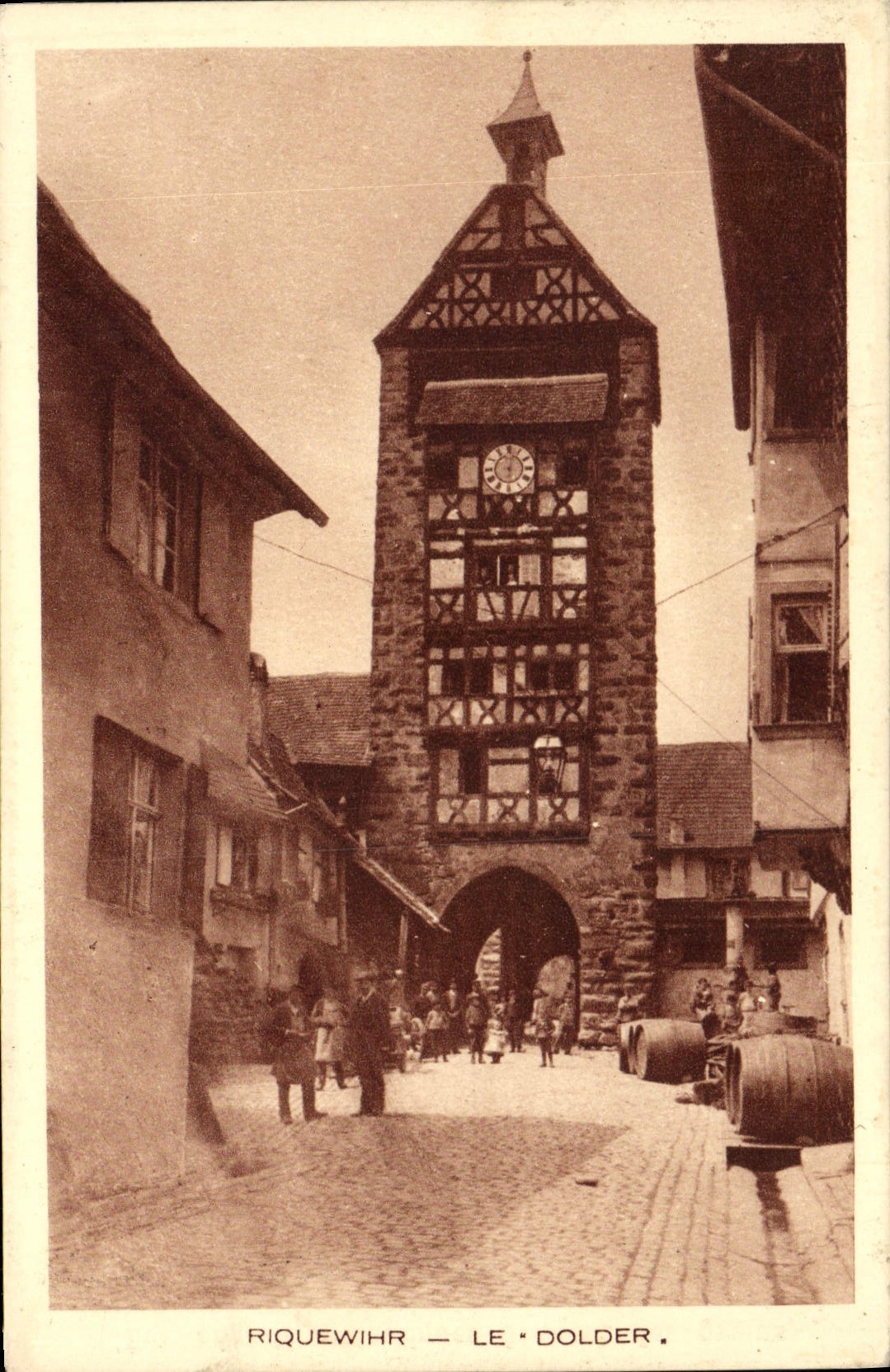 Riquewihr — Le Dolder — Tour d'horloge en bois et pierre