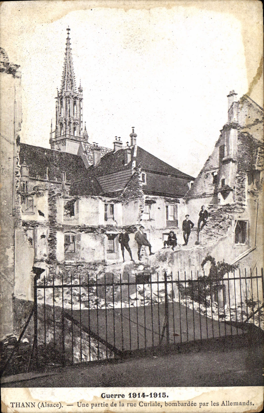 Thann (Alsace) — Une partie de la rue Curiale, bombardée par les Allemands — Guerre 1914-1915