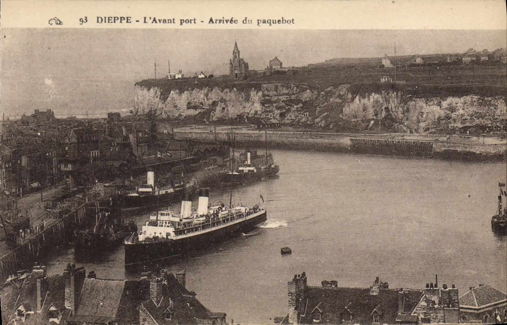 CPA Dieppe L'Avant Port Arrivee du Paquebot Bateau