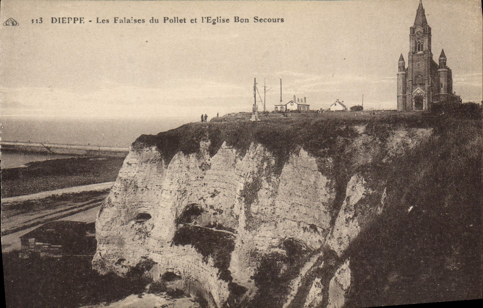 CPA Dieppe Les Falaises du Pollet et l'Eglise Bon Secours 
