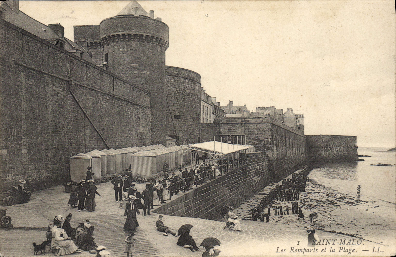 CPA Saint Malo Les Remparts et la Plage 