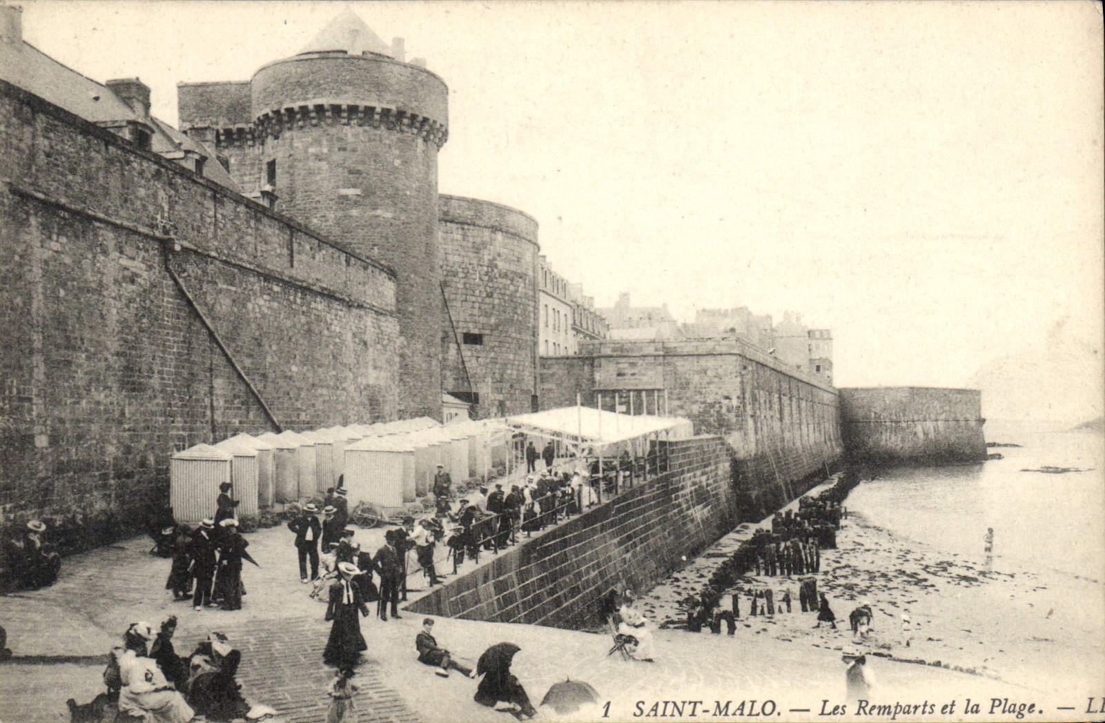 Saint-Malo — Les Remparts et la Plage — LL