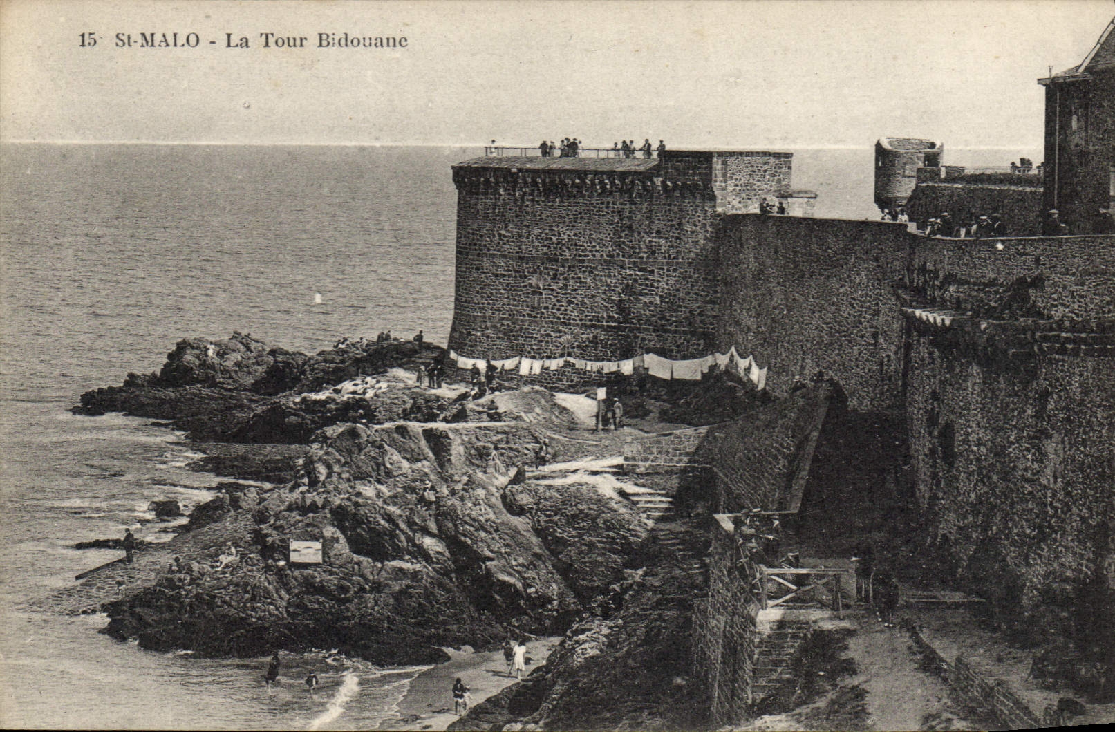 St-Malo - La Tour Bidouane — vue côtière avec visiteurs — éditeur Au Kiwetter, St-Malo