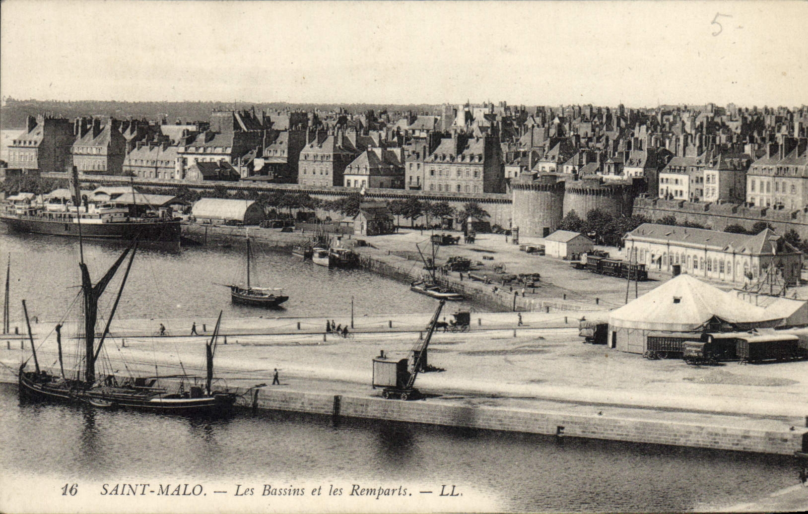 Saint-Malo — Les Bassins et les Remparts — LL. — n°16