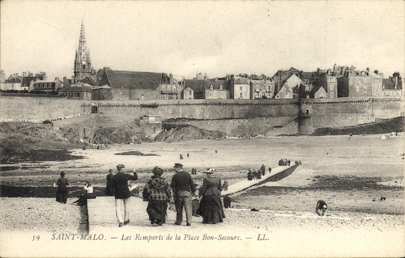 Saint-Malo — Les Remparts de la Place Bon-Secours — LL.
