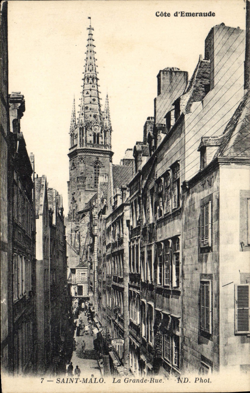 Saint-Malo — La Grande-Rue et la flèche de l'église — Côte d’Emeraude, ND. Phot.