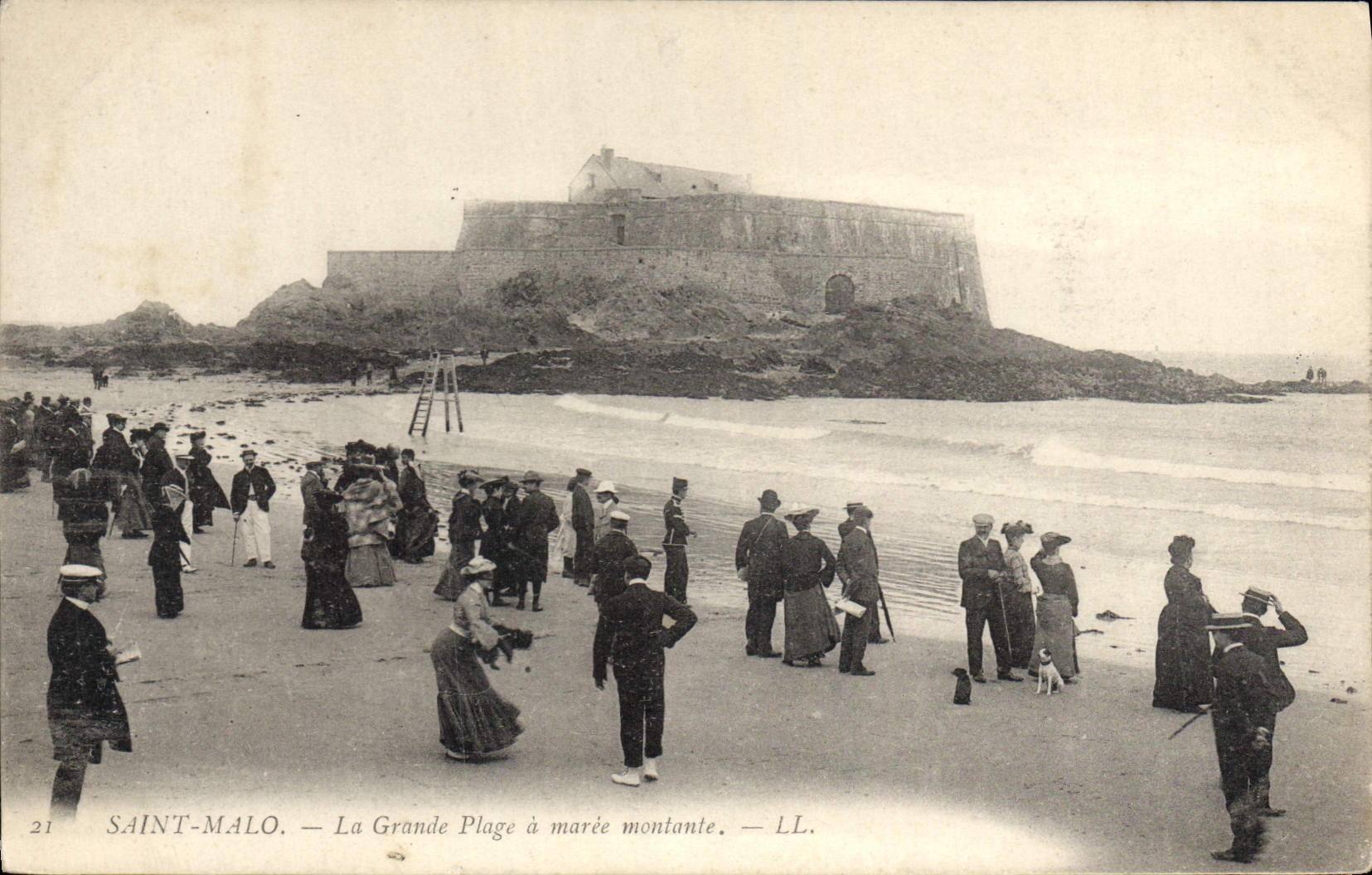 SAINT-MALO — La Grande Plage à marée montante — LL.