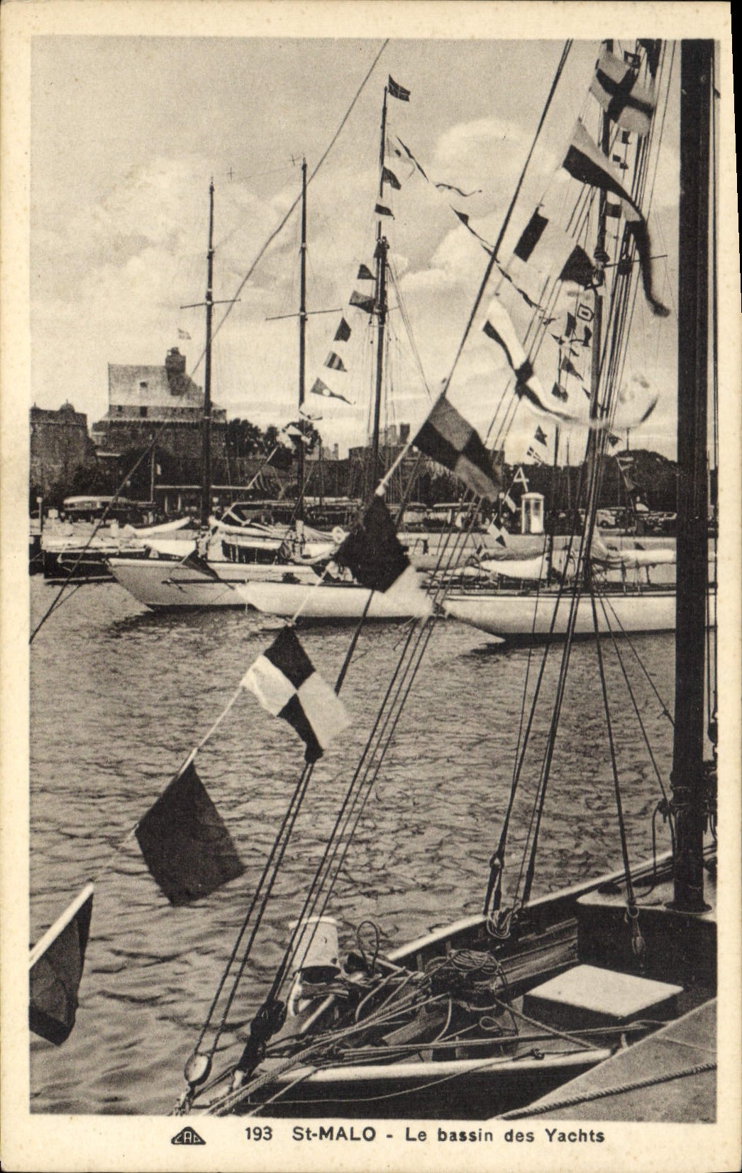 St-Malo - Le bassin des Yachts — CPA n°193, éditeur A.P.C.