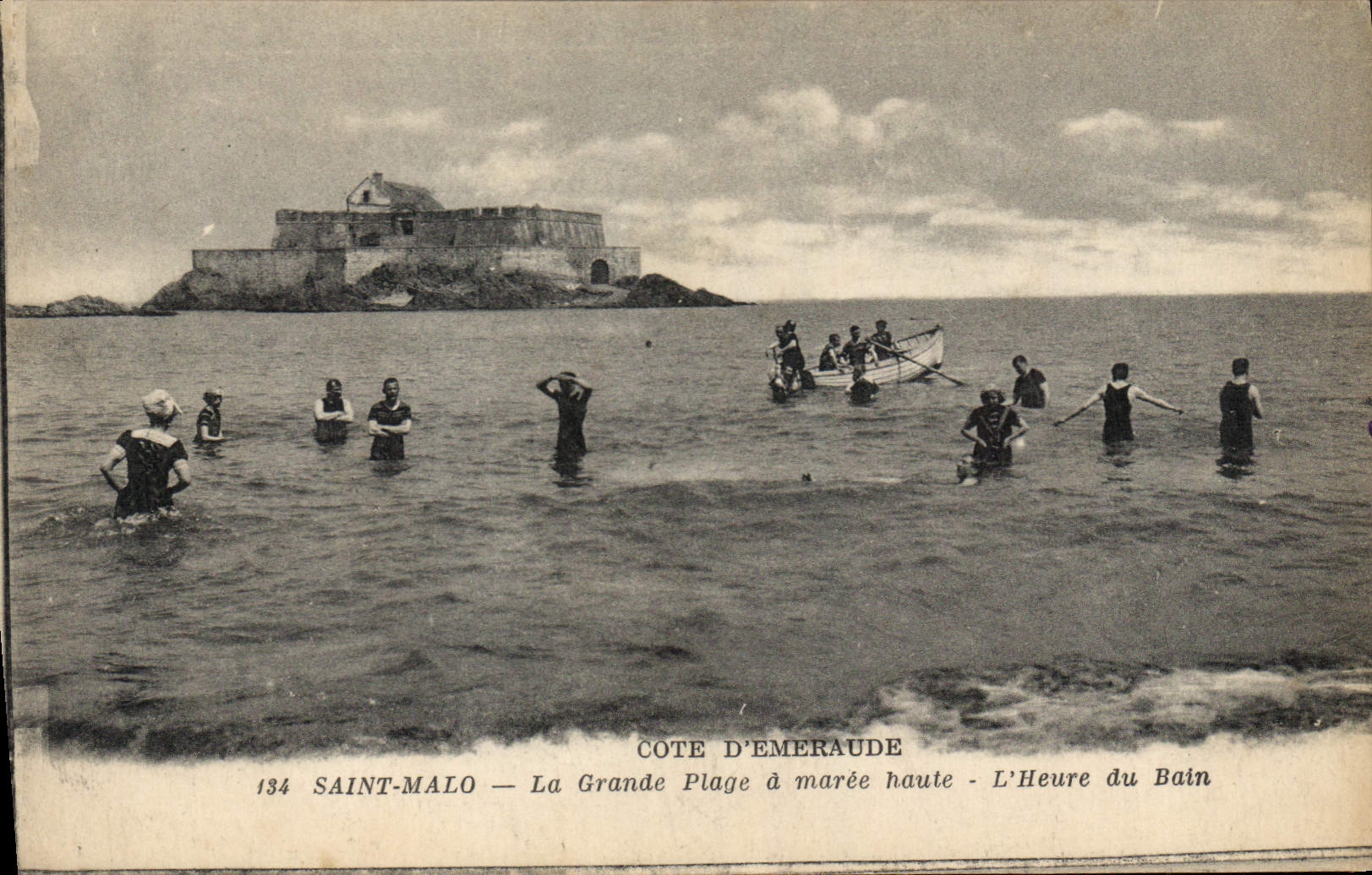 Saint-Malo — La Grande Plage à marée haute — L'Heure du Bain — Côte d'Émeraude