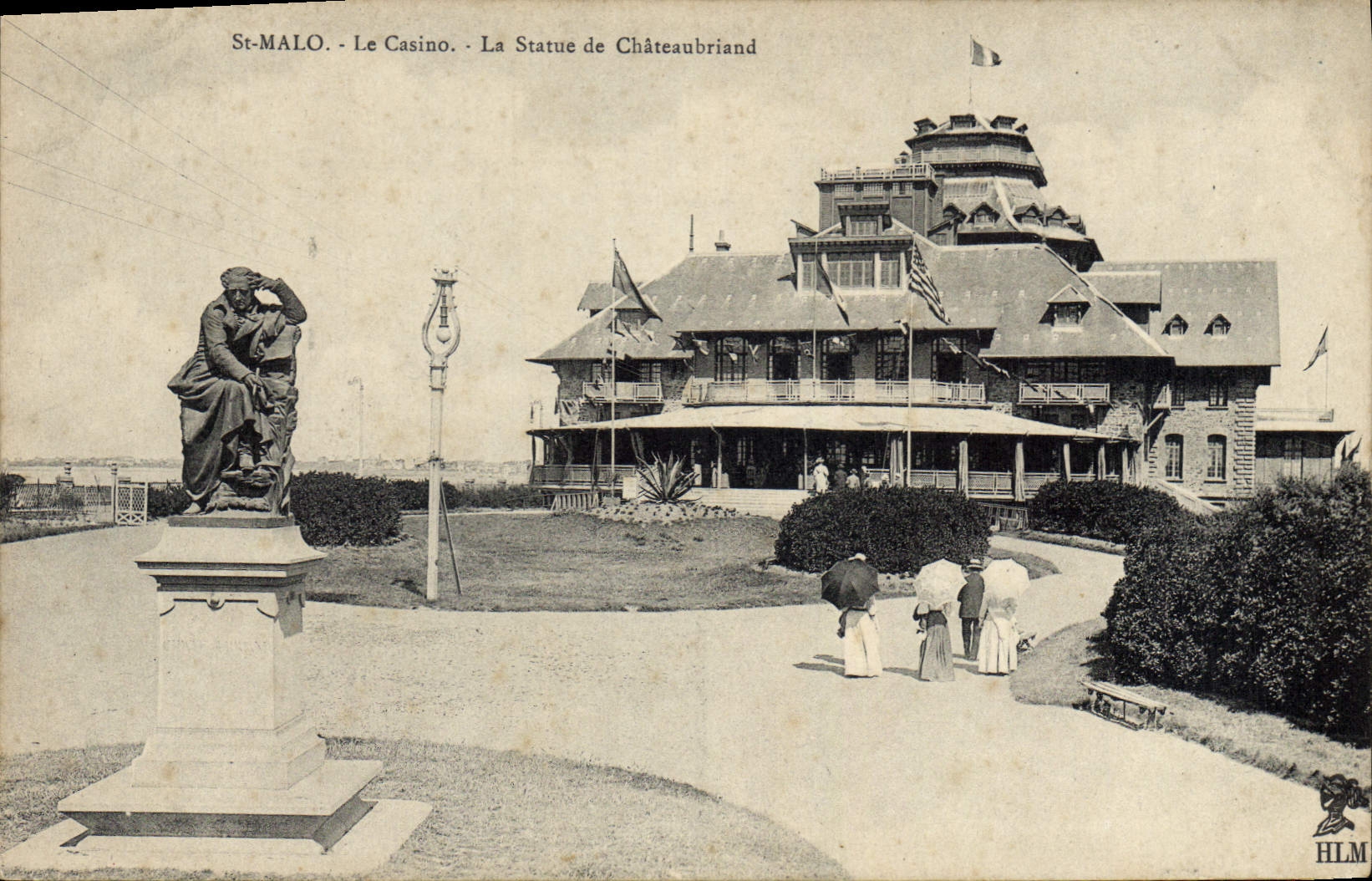 St-Malo - Le Casino - La Statue de Châteaubriand