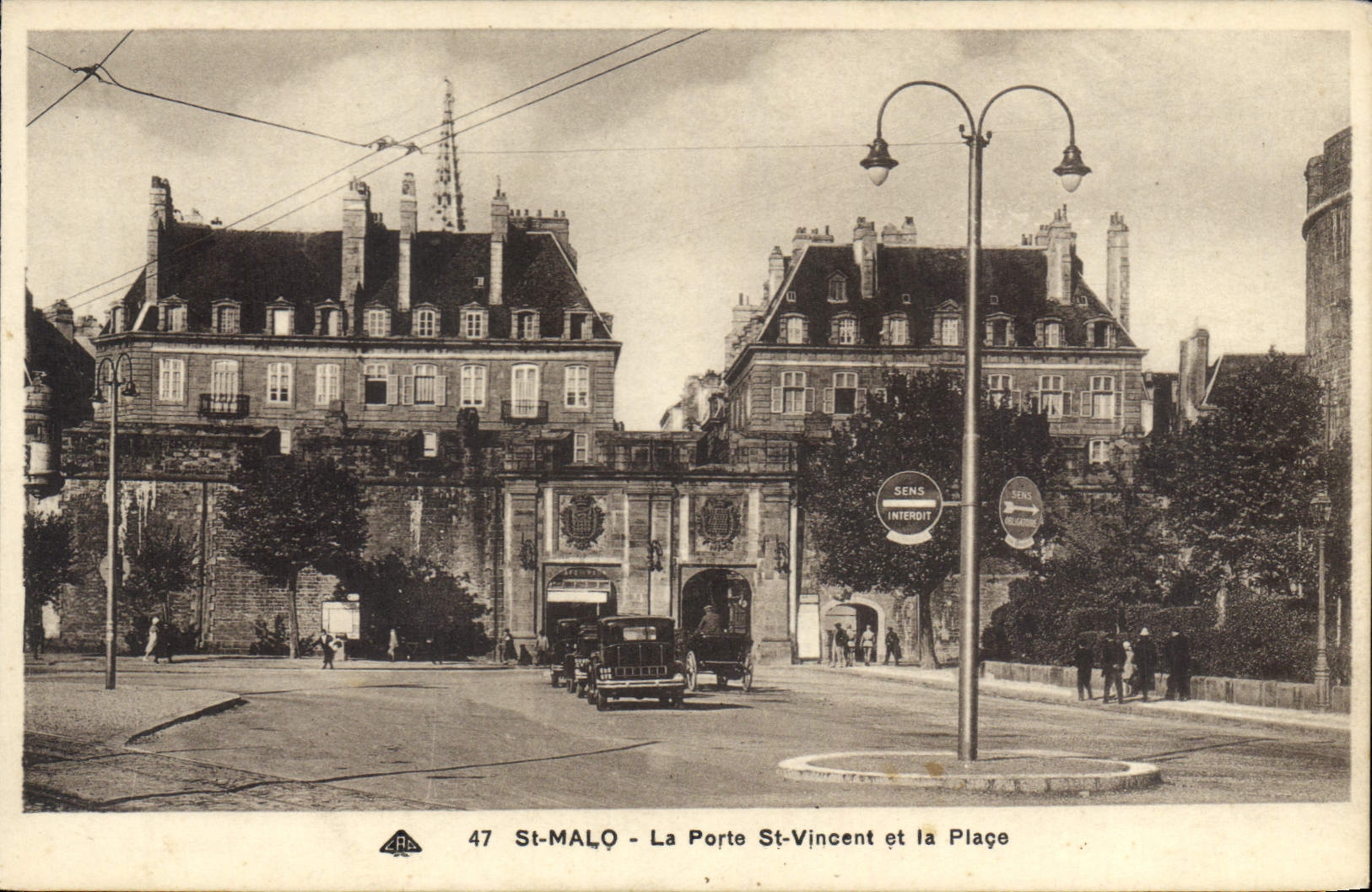St-Malo - La Porte Saint-Vincent et la Place — éditeur CPAPHIL, n° 47