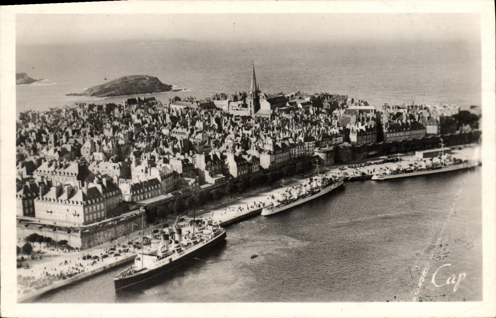 Cap Fréhel — vue aérienne du port et de la ville — Cap