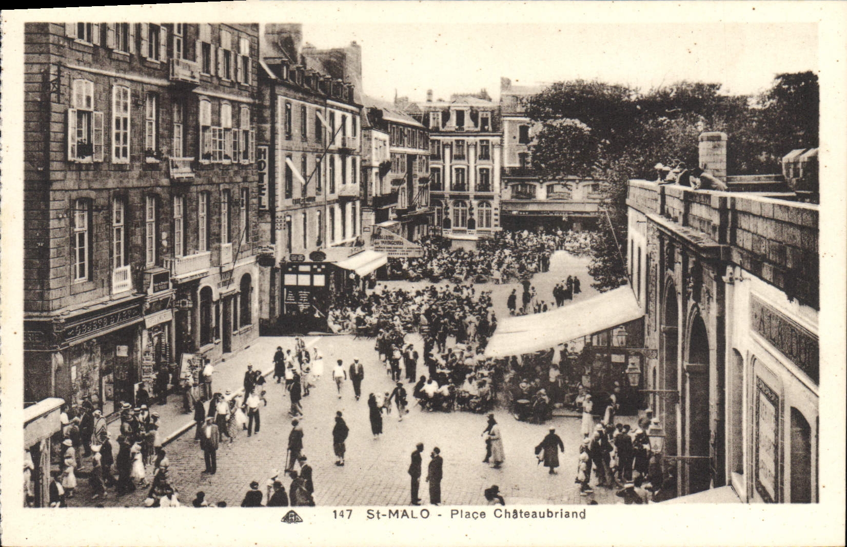 St-Malo - Place Châteaubriand — vue animée — éditeur C. Alsaïsienne des Arts Photomécaniques, Strasbourg, n° 147