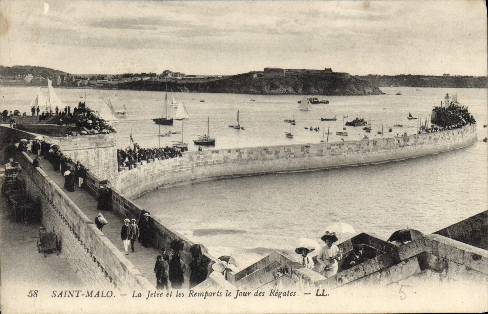 Saint-Malo — La Jetée et les Remparts le Jour des Régates — LL.
