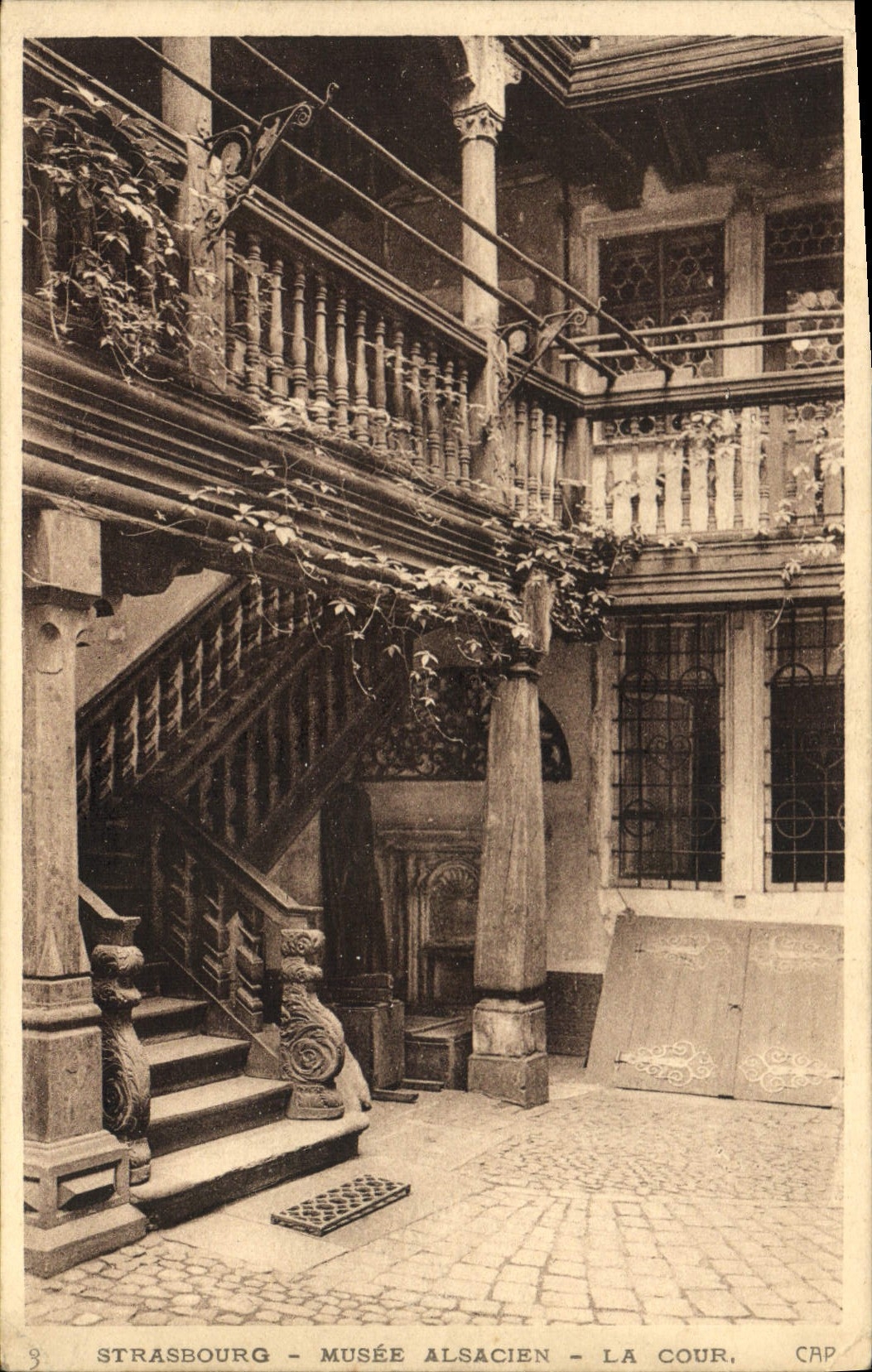 CPA Strasbourg Musee Alsacien La Cour 
