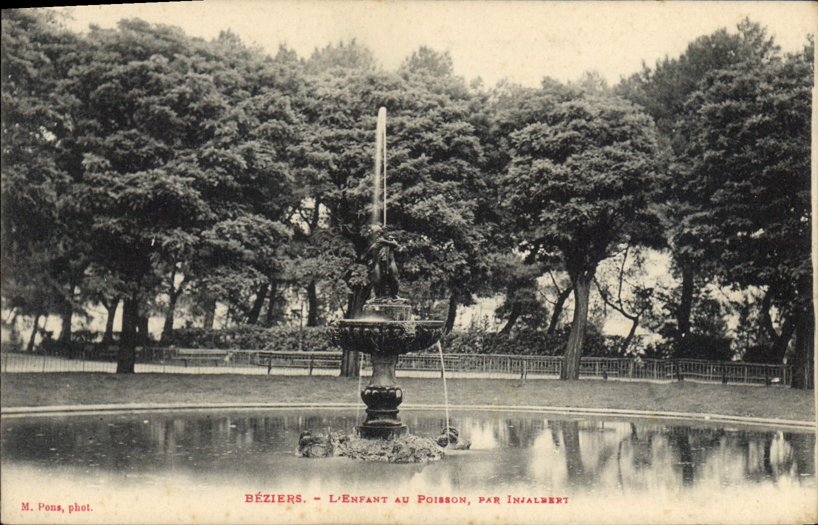 Béziers - L'Enfant au Poisson, par Injalbert — M. Pons, phot.
