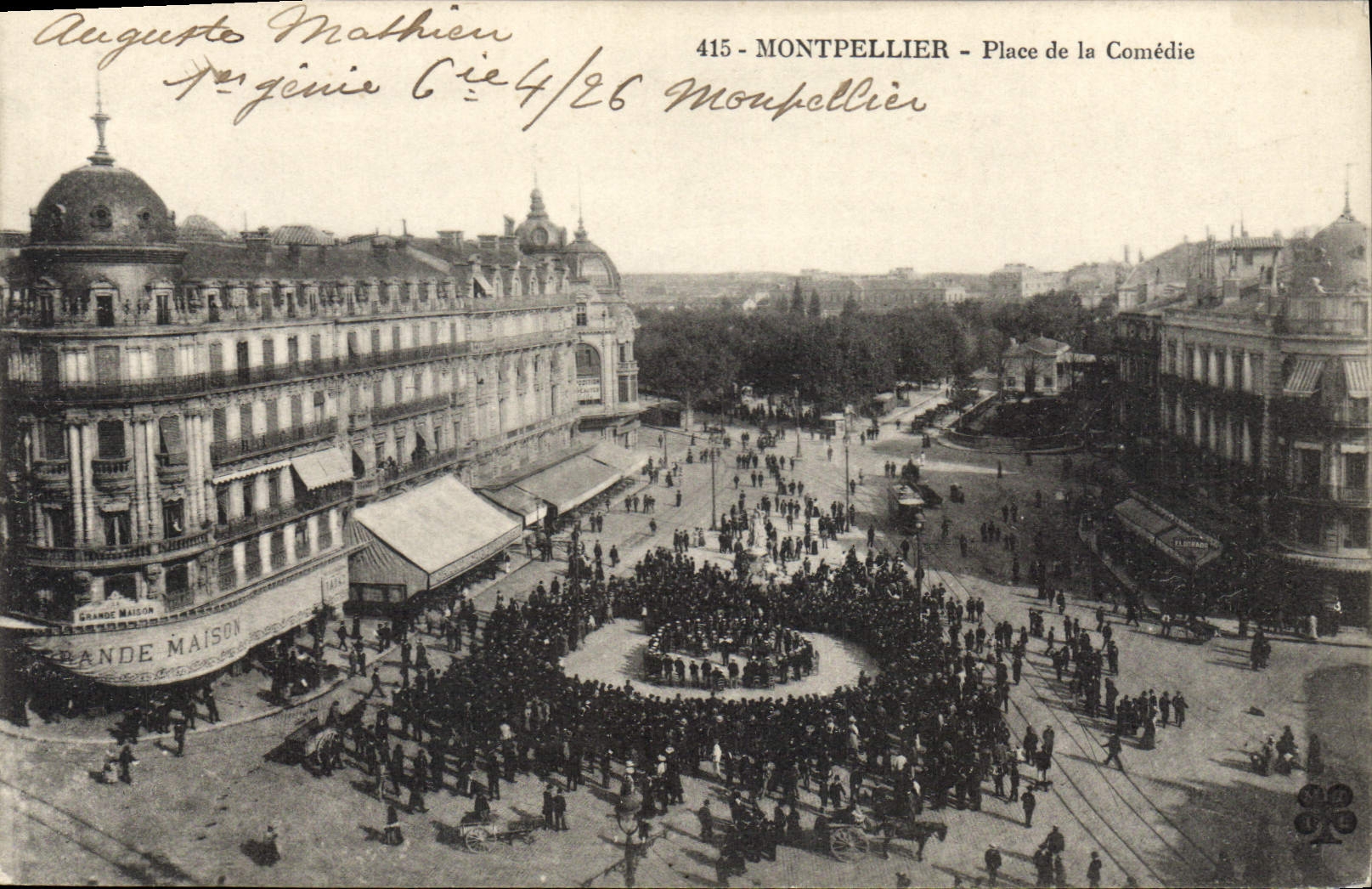 Montpellier - Place de la Comédie — vue de la Grande Maison et foule — Auguste Mathiën, n°415
