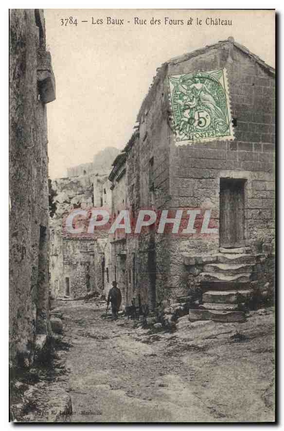 CPA Les Baux Rue des Fours et le Chateau 