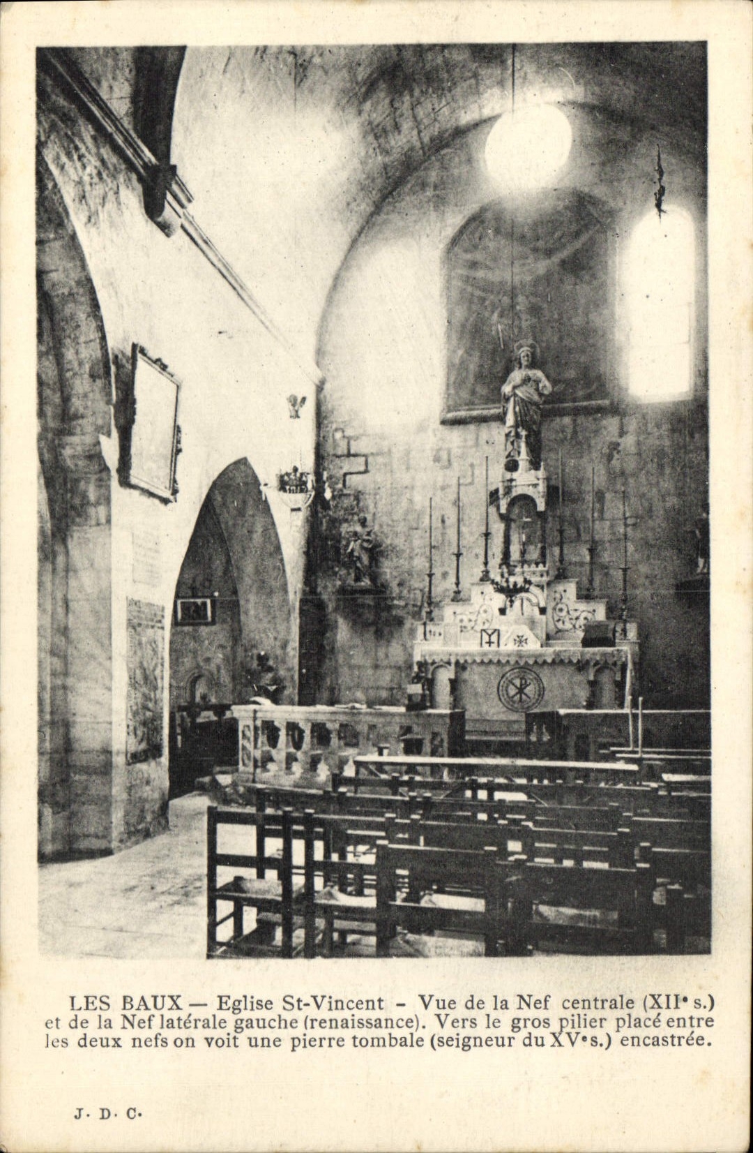 CPA Les Baux Eglise St Vincent Vue de la Nef centrale  XI et de la Nef laterale gauche renaissance 