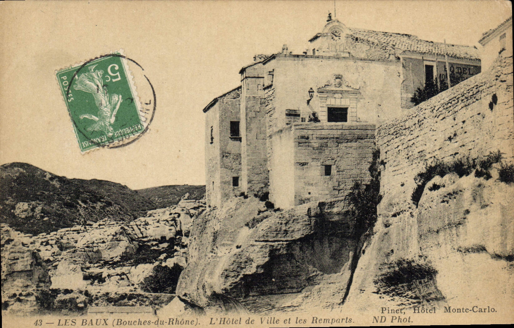CPA Les Baux Bouches du Rhone L'Hotel de Ville et les Remparts 