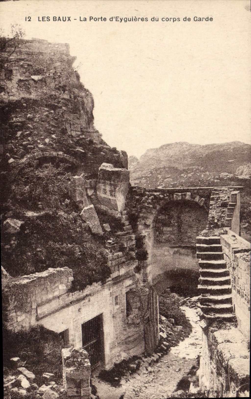 CPA Les Baux La Porte d'Eyguires du corps de Garde 