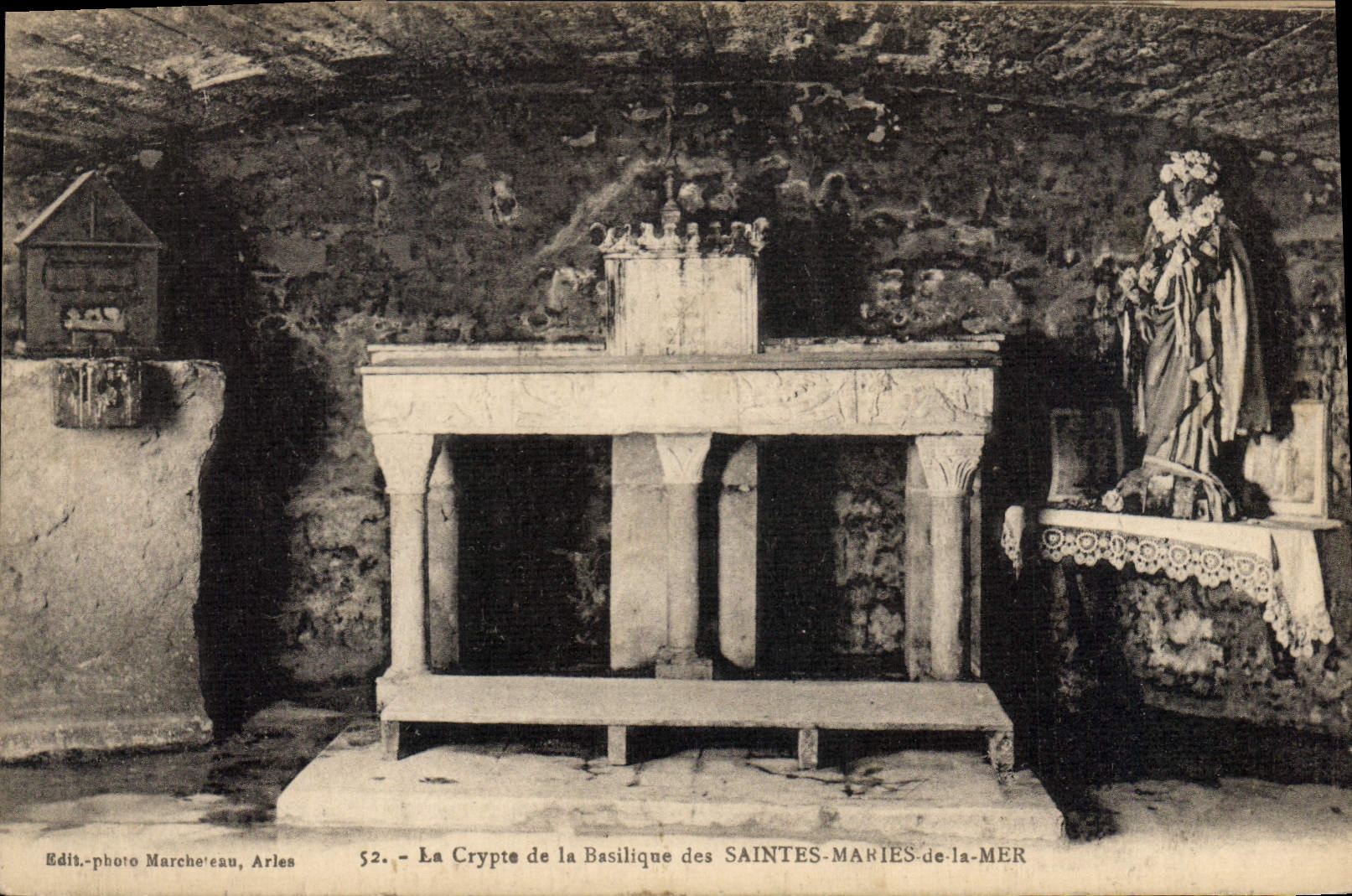 Crypte de la Basilique des Saintes-Maries-de-la-Mer — Arles — Edit.-photo Marche'eau, n°52