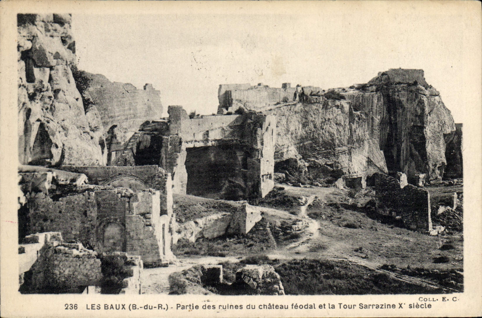 Les Baux (B.-du-R.) — Partie des ruines du château féodal et la Tour Sarrazine Xe siècle — Coll. E.C.