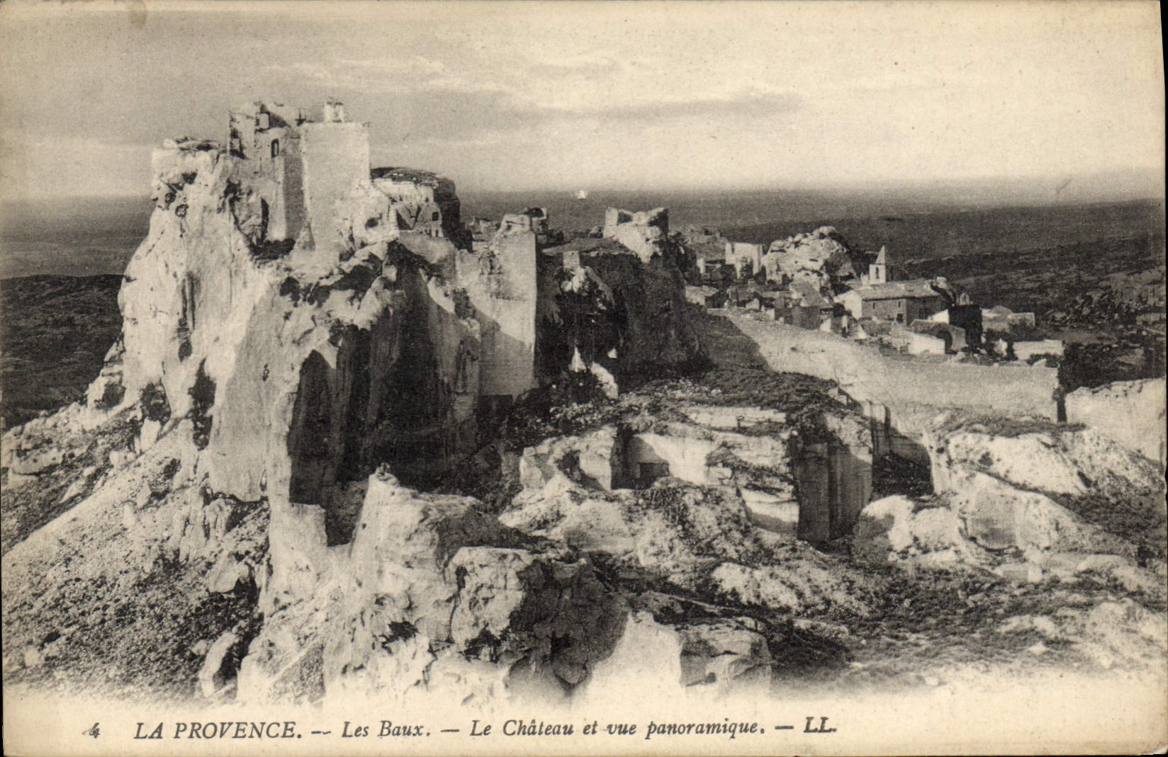 Les Baux — Das Schloss und Panoramablick — LL