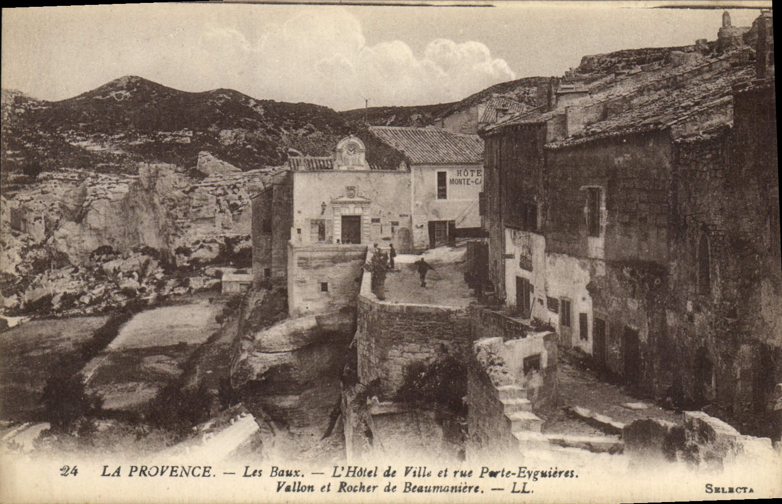 Les Baux — L'Hôtel de Ville et rue Porte-Eyguières — SELECTA