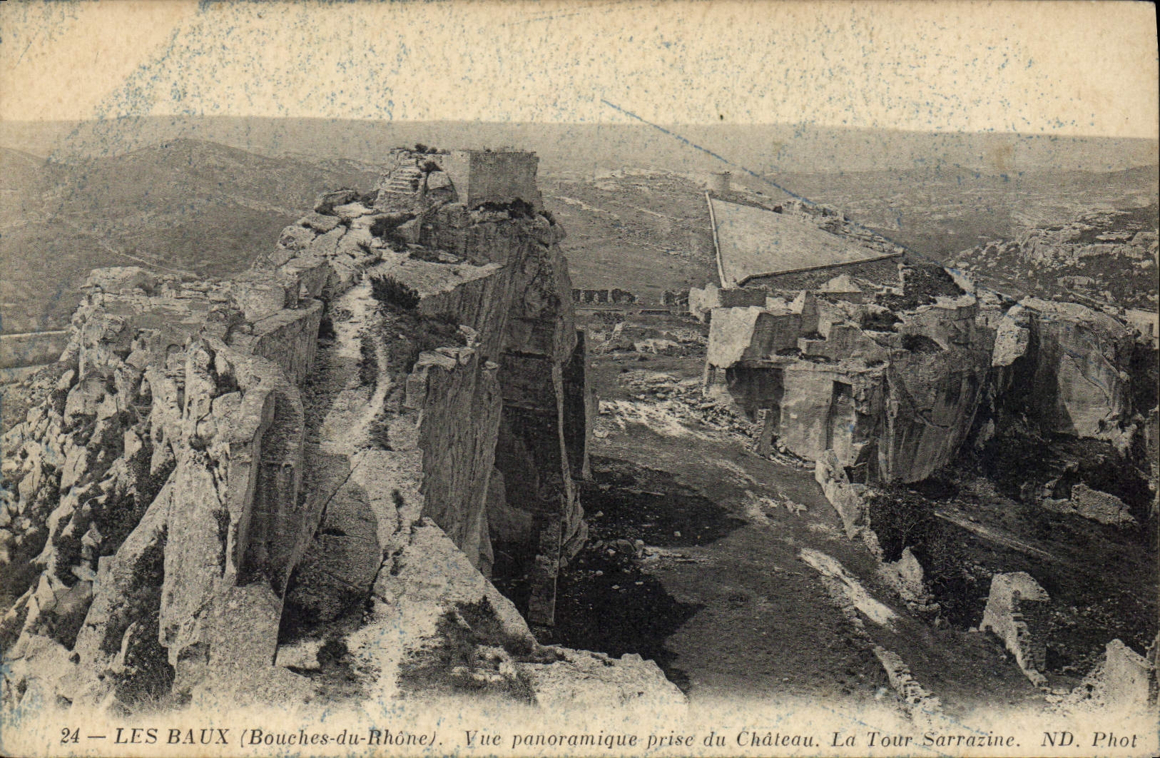 Les Baux (Bouches-du-Rhône) — Panoramablick vom Schloss aus. Die Sarrazine-Turm — ND. Phot