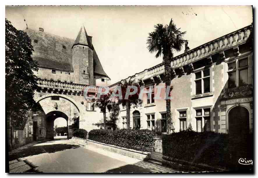 CPA Jonzac Ch Inf Cour interieure du Chateau XV siecle Mairie et Justice de Paix 