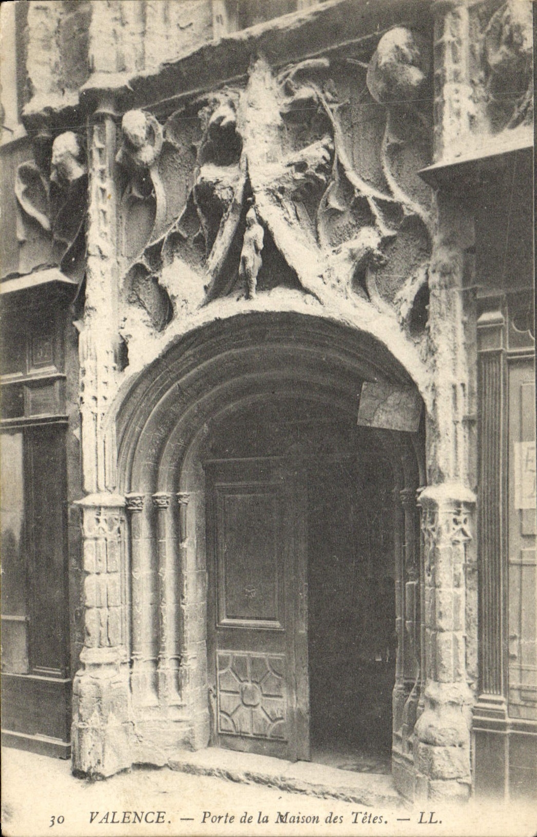 CPA Valence Porte de la Maison des Tetes 