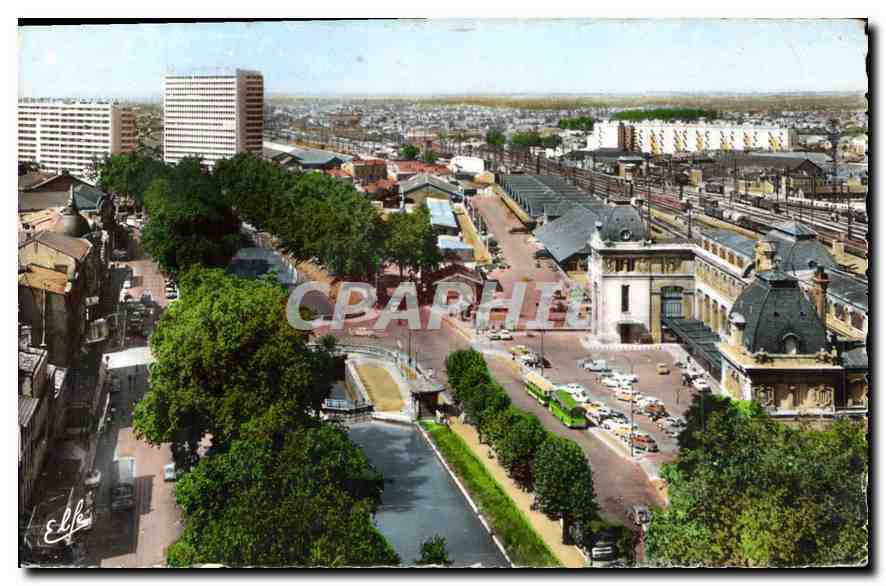 CPM Toulouse La Ville Rose Vue Plangeante sur la Gare Matabiao et les Buildings du Boulevard des Min