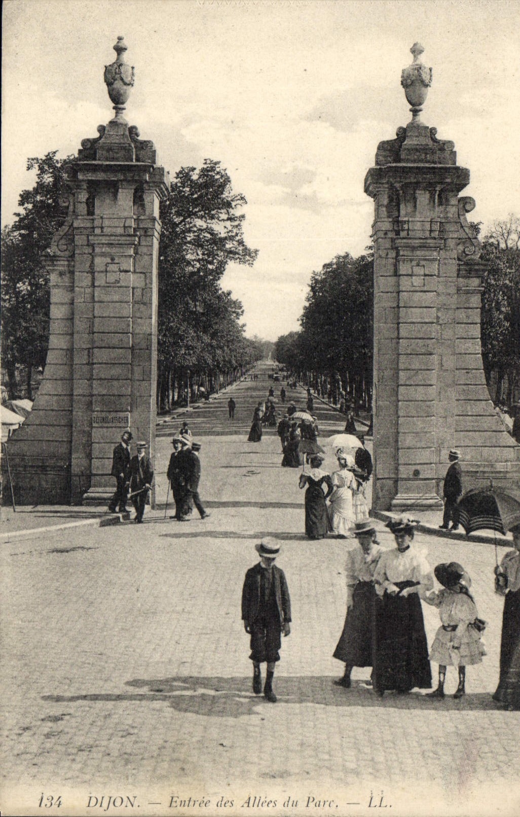 CPA Dijon Entree des Allees du Parc 