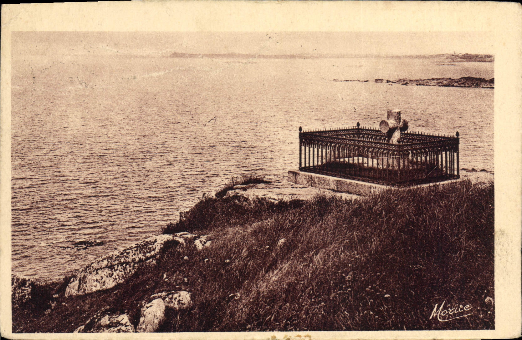 CPA Cote d'Emeraude St Malo Le Tombeau de Chateaubriant 