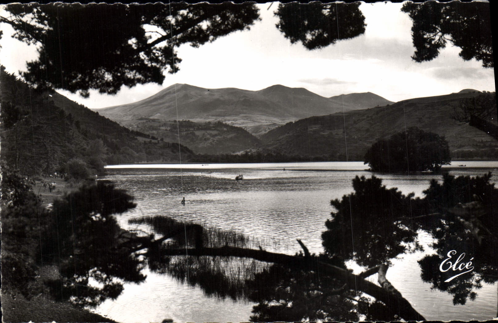 CPA Auvergne Pittoresque et Touristique Vue sur le Lac Chambon