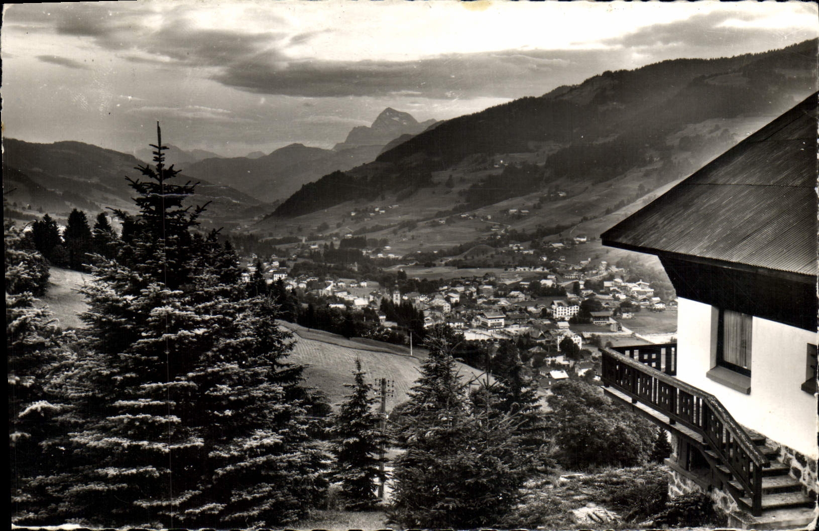 Mégeve l'Ensoleillée (Haute-Savoie) — Vue sur la Ville — Les Éditions Cellard, Bron