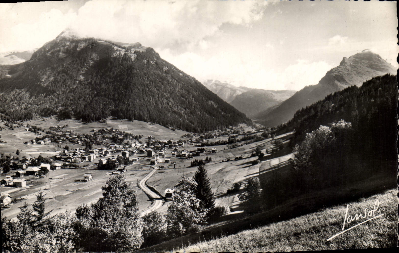 MORZINE (Haute-Savoie) — Vue générale dominée par la Pointe de Ressachaus (2074 m) et la Pointe de Nion (2093 m) — Janssot