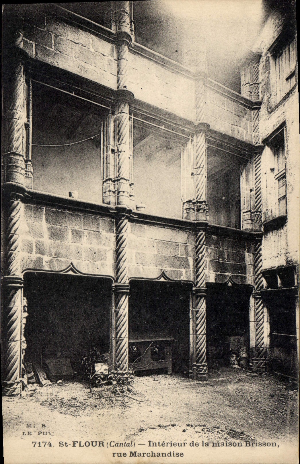 CPA St Flour (Cantal) Interieur de la maison Brisson rue Marchandise