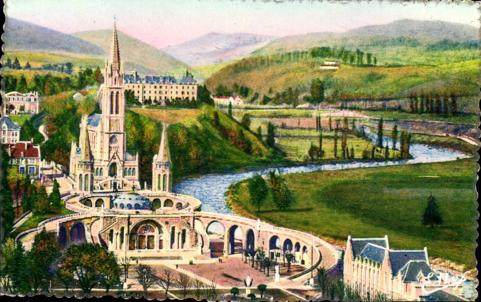 CPA Lourdes La Basilique vue du Chateau Fort