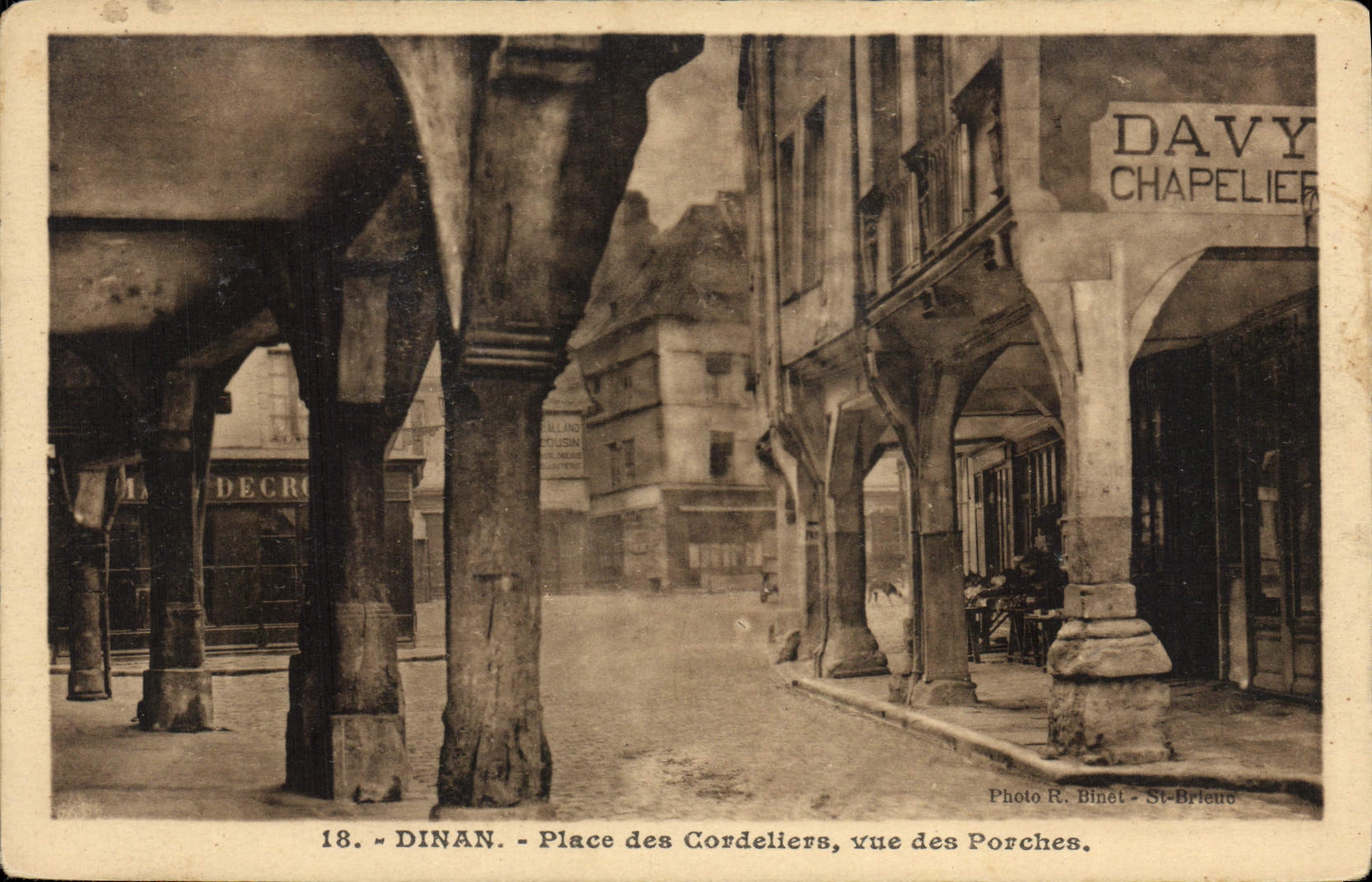 Dinan - Place des Cordeliers, vue des Porches — Photo R. Binét - St-Briou